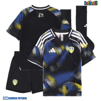 Camisa de Futebol Leeds United Equipamento Alternativo Infantil 2025-26 Manga Curta (+ Calças curtas)